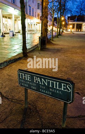 Die Pantiles, Royal Tunbridge Wells, Kent in der Nacht Stockfoto