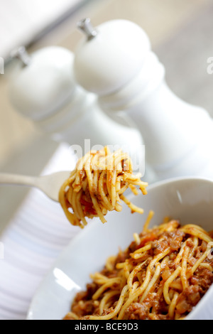 Schüssel mit authentischen traditionellen italienischen Spaghetti Bolognese serviert in einer Schüssel mit Keine Personen Stockfoto