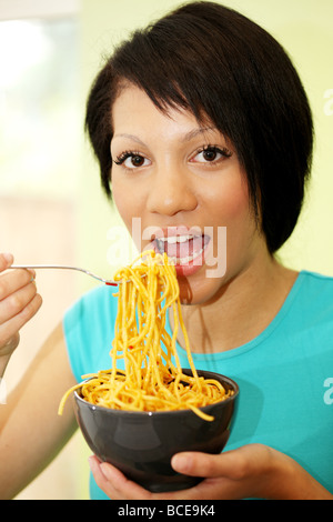 Junge Frau essen Nudeln Modell veröffentlicht Stockfoto