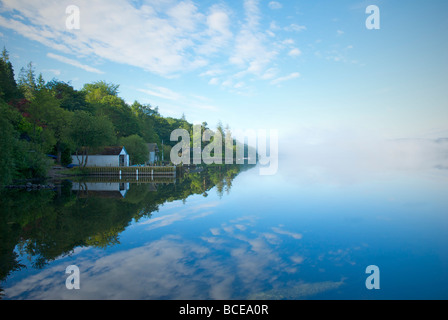 Nebligen Morgen am Lake Windermere, Lake District National Park, Cumbria, England UK Stockfoto