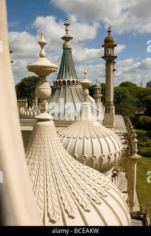 Brighton Pavillion in der Sommersonne am frühen Morgen aus dem Fenster von der Hauptkuppel auf die Ostfassade abgebildet Stockfoto