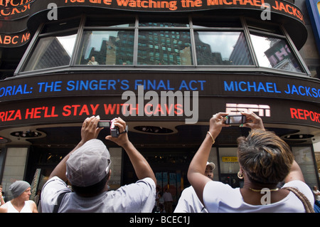 Michael Jackson-Fans Abschied von der King of Pop auf dem Times Square in New York Stockfoto