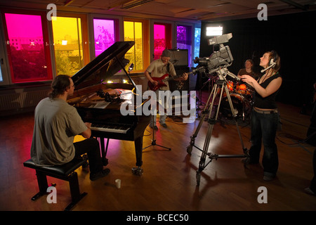 Robert-Schumann-Universität - Studenten der Audio- und Bilddateien Technologie arbeitet in einem Studio, Düsseldorf Stockfoto