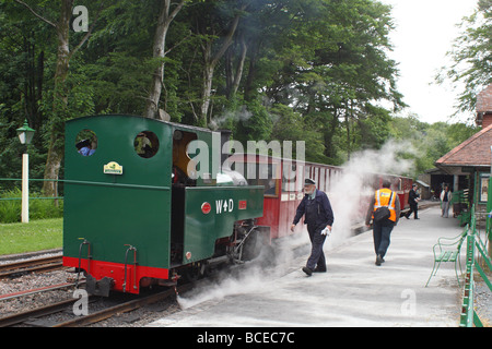 Schmale Guage Eisenbahn, Woody Bay, Devon, Dampfmaschine und Fluggast Trainer. Stockfoto