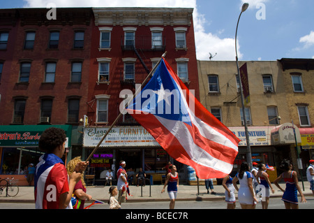 Die Brooklyn Puerto Rican Day Parade marschiert durch die Nachbarschaft Bushwick, Brooklyn in New York Stockfoto