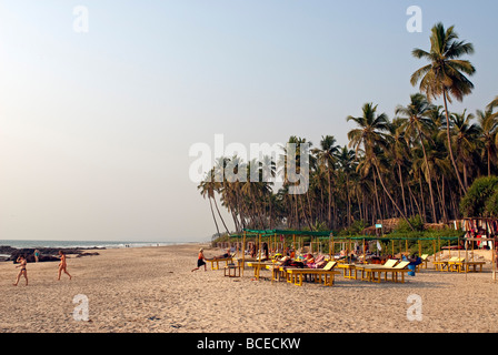 Indien; Goa; Morjim. Liegestühle am Strand. Stockfoto