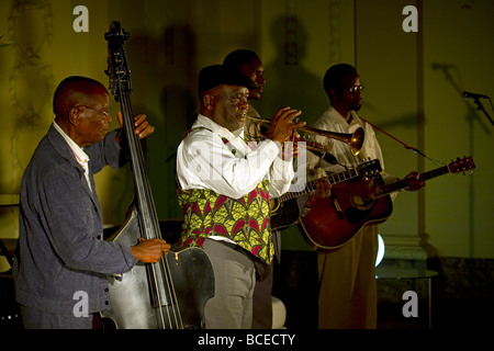 Mosambik Maputo. Ein Trompeter spielt mit seiner Band in Maputo Music Festival 2009 im Gemeindehaus. Stockfoto