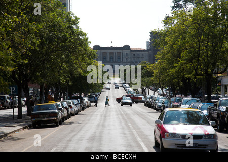 Mosambik Maputo. Ein typischer Tag auf Avenida Samora Machel in der Innenstadt von Maputo, überragt vom Rathaus entfernt. Stockfoto