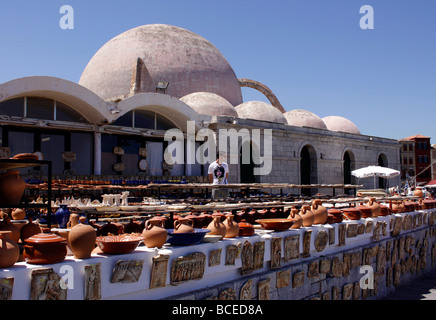 GRIECHISCHE KERAMIK ZUM VERKAUF VOR DER JANITSCHAREN-MOSCHEE AM KAI DES HAFENS VON CHANIA AUF KRETA. Stockfoto