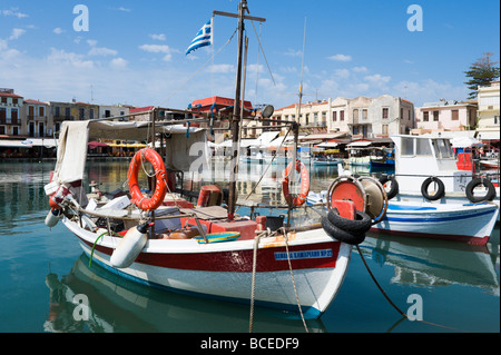 Angelboote/Fischerboote in den alten venezianischen Hafen von Rethymnon, Kreta, Griechenland Stockfoto