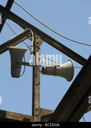 zwei alte Megaphone auf Dach der verlassenen Anwesen Stockfoto