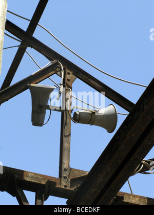 zwei alte Megaphone auf Dach der verlassenen Anwesen Stockfoto