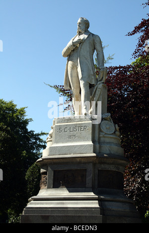 Statue von Samuel Lister. Die Skulptur zeigt Lister Park, hinter Cartwright Hall, Manningham, Bradford Stockfoto