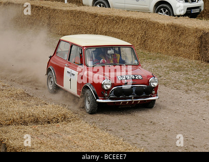 Peter Moss fahren 1964 Morris Mini Cooper S bei 2009 Goodwood Festival of Speed Stockfoto