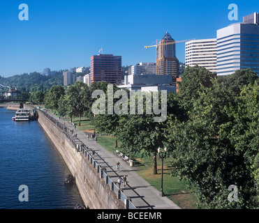 Wanderweg durch den Willamette River in die Tom McCall Waterfront Park, Portland, Oregon, Vereinigte Staaten von Amerika. Stockfoto