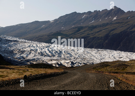 Eine Schotterstraße führt zu Fláajökull, ein Gletscher in der Nähe von Höfn im Südosten Islands. Stockfoto