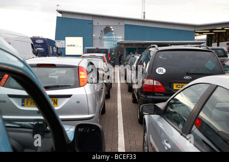 PKW und Transporter, die Schlange im Einklang zu den Norfolkline Belfast nach Liverpool an Bord der Fähre am Terminal im Hafen von belfast Stockfoto