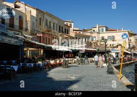 Schuß IN CHANIA KRETA AM HAFEN MIT VIELEN RESTAURANTS Stockfoto
