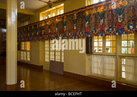 Seitenwand – mit hängende Dekoration-Halle im Tempel Tsuglagkhang Complex, McCleod Ganj. Himachal Pradesh. Indien. Stockfoto