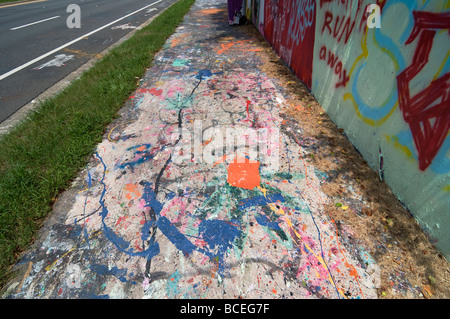 Graffiti auf Gainesville Floridas "Graffiti Wall" ein sanktioniert Stadtgebiet öffentliche Meinungsäußerung gemalt Stockfoto