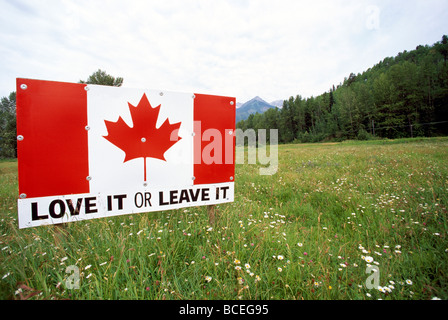 Kanadische Flagge Highway Road Billboard unterzeichnen in British Columbia Kanada - Love It or Leave es Stockfoto