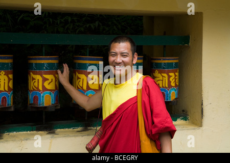 Buddhistischen tibetischen Mönch dreht Gebetsmühlen auf Kora Weg rund um den Tsuglagkhang Komplex. McCleod Ganj. Himachal Pradesh. Indien. Stockfoto