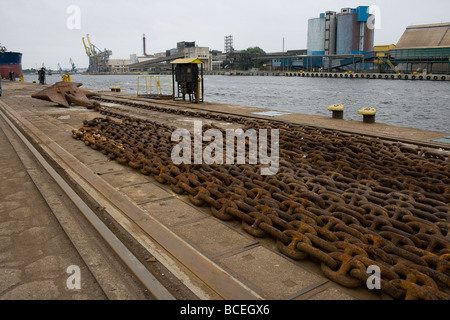 Rostige Ketten der Schiffe Anker. Genommen auf Stocznia Remontowa-Werft in Danzig Stockfoto