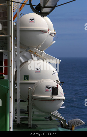Rettungsinseln und lebensrettende Geräte zu einem Sammelplatz an der Seite ein Passagier Fähre am Meer im Vereinigten Königreich Stockfoto