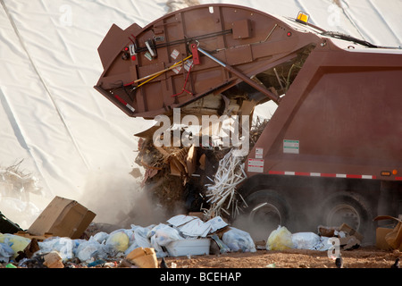 Abfall-LKW zu entladen. Stockfoto