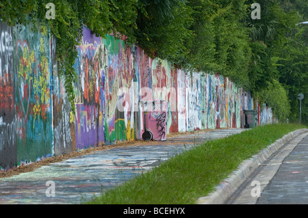 "Graffiti Wall" eine Stadt sanktioniert Gegend des Selbstausdrucks in Gainesville Florida Stockfoto