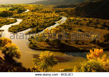 Die Chama River schlängelt sich durch Georgia O'Keefe Land. Stockfoto