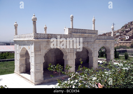 In Baburs Gärten, Kabul, ist eine kleine weiße Marmor Moschee erbaut 1647 von Shah Jahan von Taj Mahal ansehen