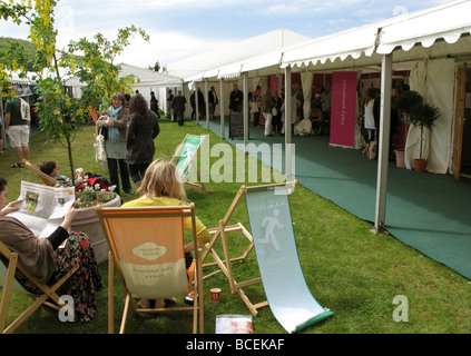 Menschen entspannen und lesen beim Hay-on-Wye Guardian Book Festival An der Brecon Road in der Stadt Hay-on-Wye Powys Wales GB UK 2009 Stockfoto