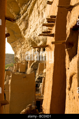 Mali. Sahel. Dogon-Land. Dorf von Ende. Traditionelle Architektur. Felsen von Bandiagara. UNESCO-Weltkulturerbe. Stockfoto