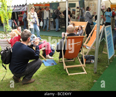 Menschen entspannen und fotografieren mit einer Digitalkamera bei Das Hay-on-Wye Guardian Book Festival in der Stadt Hay-on-Wye Powys Wales GB 2009 Stockfoto
