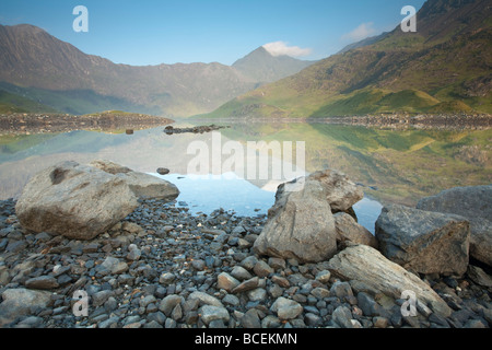 Snowdon in der Morgendämmerung spiegelt sich in der Oberfläche des Llyn Llydaw Stausee, auf dem Weg der Bergleute, Snowdonia, North Wales, UK Stockfoto