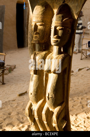 Mali. Sahel. Pol der dem Toguna (Haus des Wortes). Felsen von Bandiagara. UNESCO-Weltkulturerbe. Stockfoto