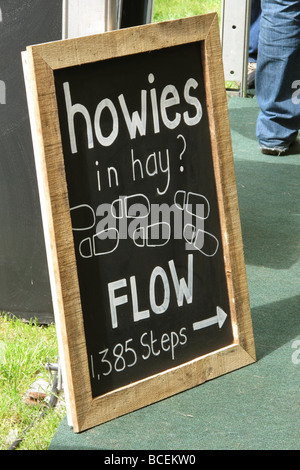 Werbetafel Werbung Howies Sportbekleidung im Hay-on-Wye Guardian Book Festival in der Stadt Hay-on-Wye Powys Wales GB Großbritannien 2009 Stockfoto