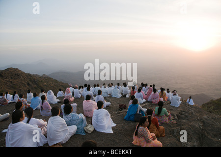 Meditation bei Sonnenuntergang in Mount Abu, Rajasthan, Indien Stockfoto