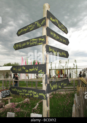 Information Wegweiser im Wiggly Welly Garden im Hay-on-Wye Guardian Book Festival in der Stadt Hay-on-Wye Powys Wales GB UK 2009 Stockfoto