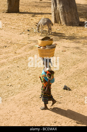 Mali. Sahel. Dogon-Land. Frauen, die Wasser und Nahrung. Stockfoto