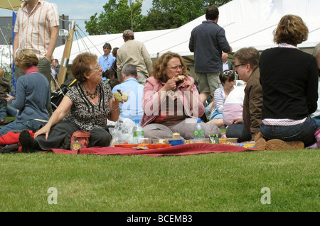 Menschen entspannen und essen beim Hay-on-Wye Guardian Book Festival An der Brecon Road in der Stadt Hay-on-Wye Powys Wales GB UK 2009 Stockfoto
