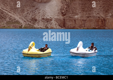 Schwanenförmigen Tretboote, ein unerwarteter Anblick auf Afghanistans Band-e-Amir-Seen, reflektieren lokale die Hoffnungen der Menschen für den steigenden Tourismus Stockfoto