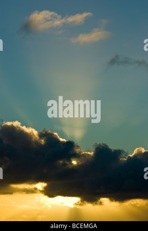 Die untergehende Sonne durchdringt bedrohliche Wolken aus einer Winter-Sturm-Front. Stockfoto