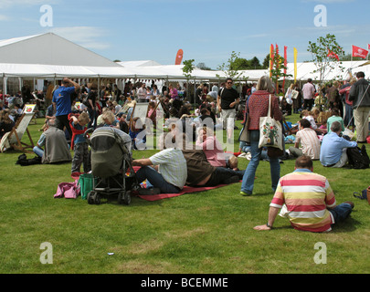 Menschen entspannen beim Hay-on-Wye Guardian Book Festival auf Brecon Straße in der Stadt Hay-on-Wye Powys Wales GB Großbritannien 2009 Stockfoto