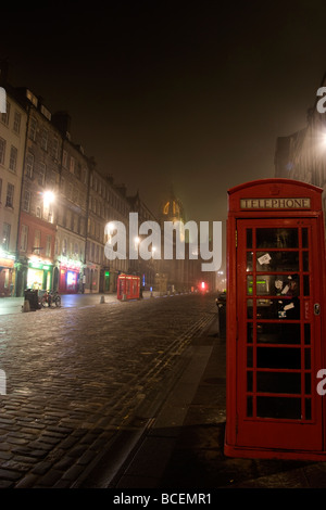 Nachschlagen von der Royal Mile Edinburgh in einer nebligen Nacht Stockfoto