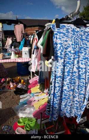 Schiene des 2. Hand-Damen-Kleidung zum Verkauf auf einem Flohmarkt in Herzinfarkt Nordirland Vereinigtes Königreich Stockfoto