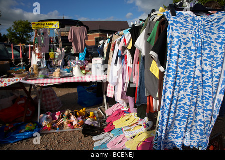 Schiene des 2. Hand-Damen-Kleidung zum Verkauf auf einem Flohmarkt in Herzinfarkt Nordirland Vereinigtes Königreich Stockfoto