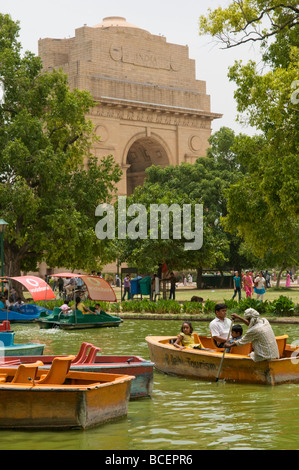 Familien genießen Sie Rudern in einem Teich vor India Gate New Delhi Indien Stockfoto