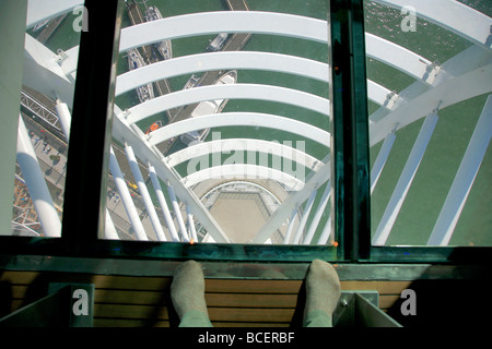 Blick von der Anzeigen-Plattform nach unten zu Gunwarf Kais Millennium Spinnaker Tower Portsmouth Hafen Hafen Hampshire Stockfoto